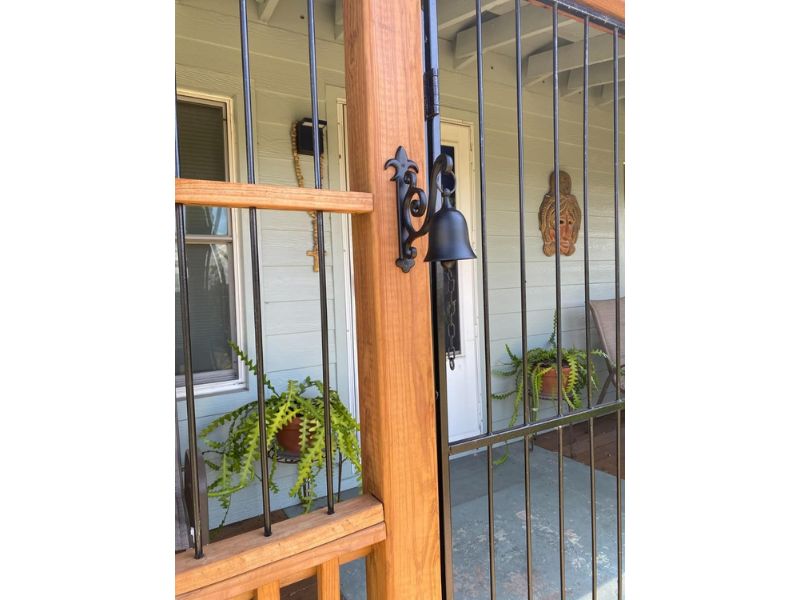 Vintage Cast Iron Dinner Bell | Rustic Entry Door Bell for Home & Farm | Outdoor Hanging Wall Bell for Porch, Garden, Front Gate & Indoor Decoration | Antique Farmhouse Style Doorbell