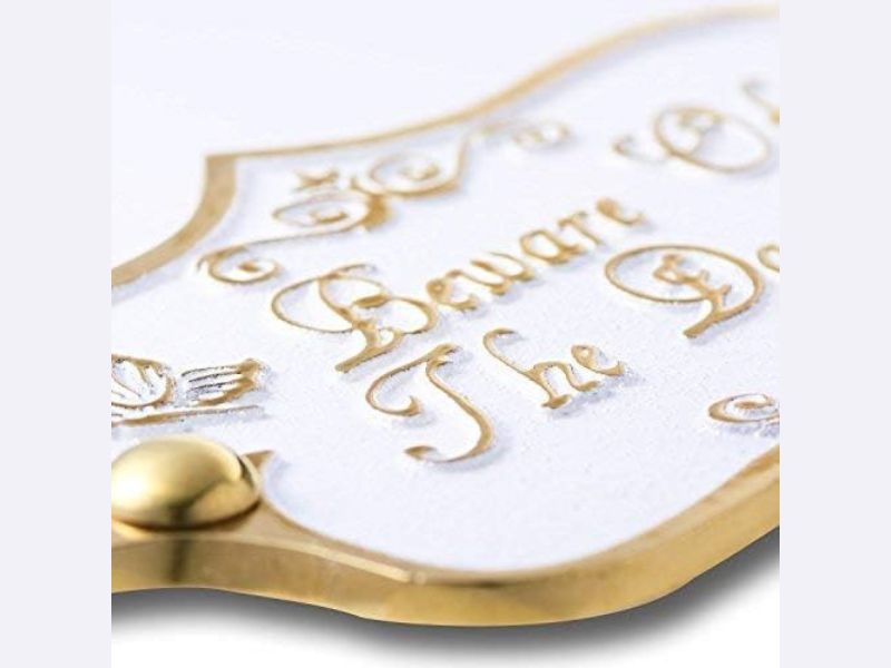 Beware Of The Dog Brass Door Sign – Vintage Shabby Chic Wall Plaque – Solid Cast Brass Gold & Black Finish – Handmade Home Décor Sign with Screws – Retro Style Door or Wall Accessory