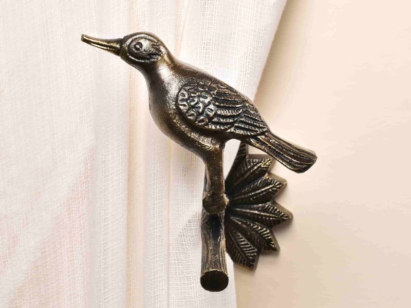 Bird Design Curtain Tie Back Set of 2 – Right Facing Crow Shaped Curtain Holder – Solid Metal Wall Mount Hook – Antique Brass Finish – Decorative Vintage Bird Design Tie Back for Home & Living Room Décor