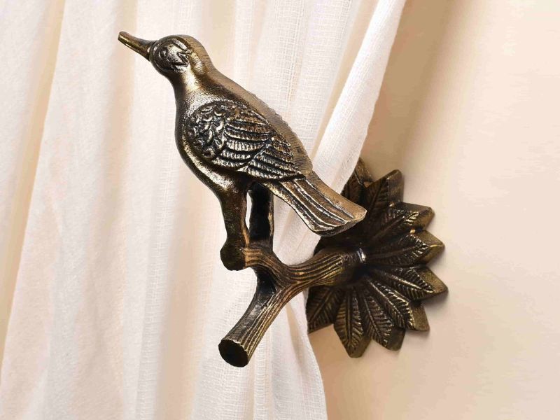 Bird Design Curtain Tie Back Set of 2 – Right Facing Crow Shaped Curtain Holder – Solid Metal Wall Mount Hook – Antique Brass Finish – Decorative Vintage Bird Design Tie Back for Home & Living Room Décor